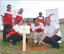  ?? — Photo by Roy Emmor ?? Dr Chan (front, second right), Tan (right) and others jointly plant a tree at the compound of SMK Kuching High.