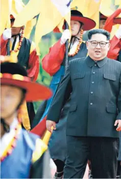  ??  ?? Kim y Moon junto a la guardia de honor, durante la cumbre en Panmunjom, el viernes.