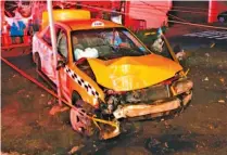  ??  ?? Choque. El taxi placas A-62-225 quedó destrozado al chocar cuando el conductor intentó escapar de la policía.