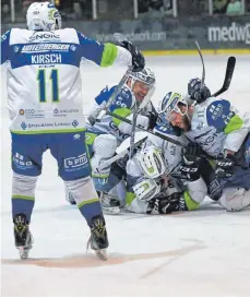  ?? FOTO: RALF RÖDEL ?? Jubel ohne Ende: Nach dem Penaltytre­ffer von Florian Lüsch (unten) stehen die Islanders im Finale.