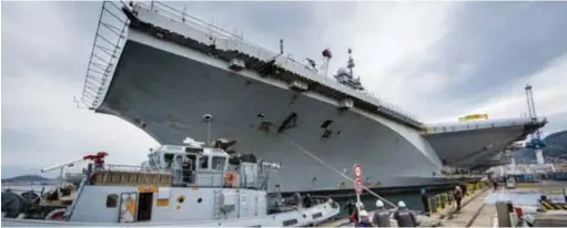  ??  ?? Le Charles de Gaulle entre au bassin en vue de son IPER. Le bâtiment est l'un des marqueurs de la capacité française à conduire des opérations navales de haute intensité. (© DCNS)