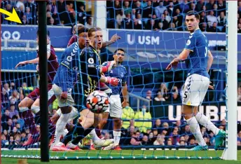  ?? REX/SPORTIMAGE ?? Set-piece specialist­s: West Ham produce another airstrike as Ogbonna leaps above Godfrey (left), leaving Everton keeper Pickford helpless (right)