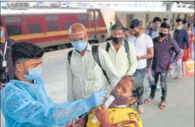  ?? HT FILE ?? A health worker collects the swab sample of a passenger at Lokmanya Tilak Terminus.