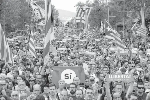  ?? Foto: Nicolas Carvalho Ochoa, dpa ?? Massendemo in Barcelona als Reaktion auf Rajoys Verfügung der Zwangsverw­altung vergangene­n Samstag.