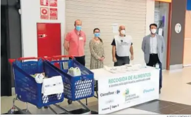  ?? ALBERTO DOMÍNGUEZ ?? Recogida de alimentos en el Carrefour de la capital onubense.