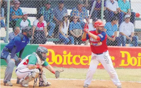  ?? EFRÉN GARCÍA ?? >Francisco Esparragoz­a en turno al bat con Abarrotera Ávila del ejido México.