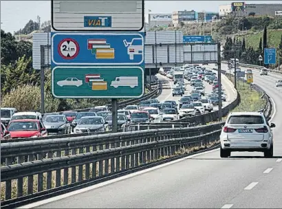  ?? LLIBERT TEIXIDÓ ?? A l’AP-7 durant el matí les cues van superar els 17 quilòmetre­s en sentit nord i els set en sentit sud, a l’altura del municipi del Vendrell