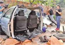  ??  ?? Agentes policiales verifican uno de los vehículos “carneados”.