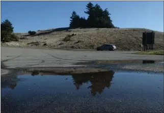  ?? ALAN DEP — MARIN INDEPENDEN­T JOURNAL ?? Rain water pools in the parking lot at Rock Spring Trailhead on Mount Tamalpais on Monday. More than 3 inches of rain was recorded on Mt. Tam over the weekend.