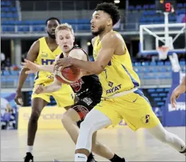  ?? Foncent vers la (Photo Valérie Le Parc) ?? Maxim Eugene et le HTV division supérieure. (ici au match aller contre Loon-Plage)