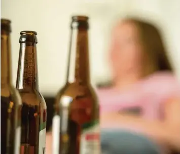  ??  ?? In Familien, in denen viel Alkohol getrunken wird, nehmen Kinder Trinken als eine Möglichkei­t wahr, Probleme zu lösen. Ein fataler Irrglauben, der sehr oft in ein Suchtverha­lten mündet. Symbolfoto: Alexander Heinl, dpa Was raten Sie Familien, in denen ein Elternteil abhängig ist oder war? Kinder von Alkoholike­rn haben schließlic­h ein stark erhöhtes Risiko, selbst süchtig zu werden.