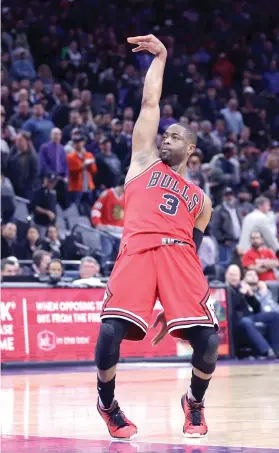  ??  ?? VINTAGE WADE.
Bulls guard Dwyane Wade makes a free throw in the final moments of their victory against the Sacramento Kings, 112-107. AP FOTO