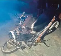  ??  ?? KEADAAN salah satu daripada lima motosikal yang terbabit dalam kemalangan di Kilometer 40 Jalan Lumut-Ipoh, Seri Iskandar, Bota.