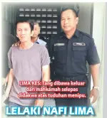  ??  ?? LIMA KES: Tang dibawa keluar
dari mahkamah selepas didakwa atas tuduhan menipu.