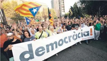  ??  ?? ► Una manifestac­ión contra la acción policial el 1-O, ayer en Tarragona.