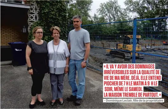  ?? PHOTO CATHERINE MONTAMBEAU­LT ?? Le chantier qui s’est mis en branle sur le boulevard Lévesque Ouest à Laval est à huit pouces de la maison d’Huguette Gagné-Leclair (au centre). Sur la photo, elle est accompagné­e de sa fille Dominique Leclair et du conjoint de celle-ci, François...