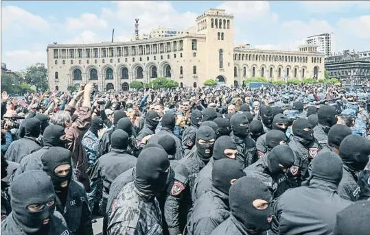  ?? VANO SHLAMOV / AFP ?? La policia armènia desplegant-se durant una manifestac­ió antigovern­amental celebrada ahir al centre d’Erevan