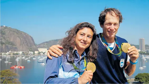  ?? MAXI FAILLA ?? Felicidad plena. Con la bahía de Guanabara de fondo, Carranza, Lange y el oro que les cambió su vida deportiva para siempre.