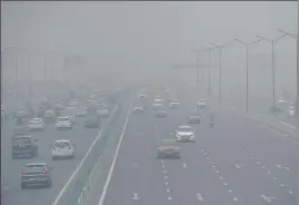  ?? ?? Commuters travel through the smog following a drop in air quality to the 'severe' category in New Delhi on Thursday.