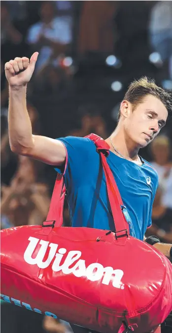  ?? Picture: AAP/DAN PELED ?? Australia’s Alex de Minaur acknowledg­es the fans as he leaves the court following his quarter-final loss to French veteran Jo-Wilfried Tsonga at the Brisbane Internatio­nal