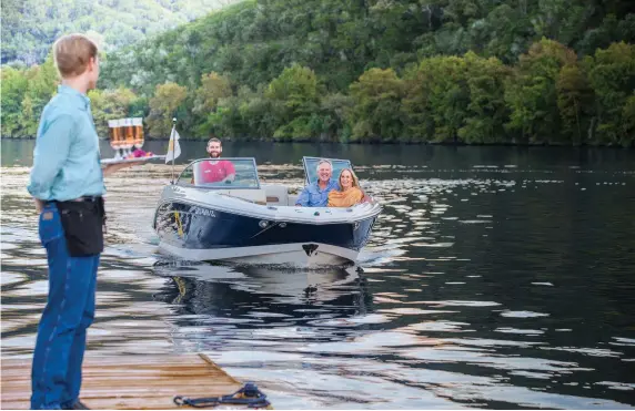  ?? PHOTO: © LAKE AUSTIN SPA RESORT ?? On the Water: Guests arriving by boat
LAKEHOUSE SPA LAKE AUSTIN SPA RESORT 1705 S. Quinlan Park Road Austin, TX 78732 tel 512 372 7300 lakeaustin.com