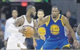  ?? FOTO: AP ?? LeBron ante Durant. La Navidad deparó un gran duelo en la NBA