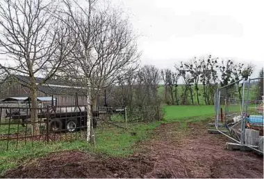  ?? Foto: Volker Bingenheim­er ?? An dieser Stelle soll der Weg über eine Brücke unterhalb der Herdermill­en geführt werden. Radfahrer bräuchten dann nicht die viel befahrene Landstraße zu benutzen.