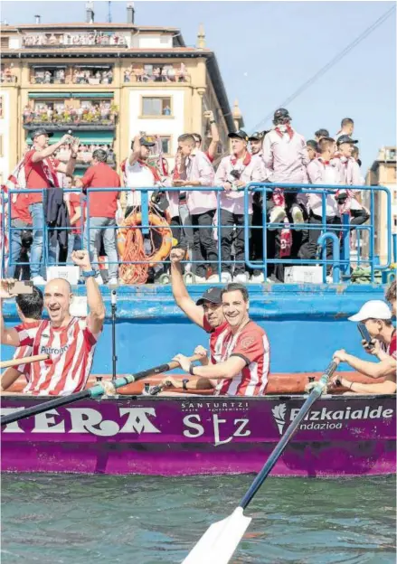  ?? ?? Imanol Pradales, en la trainera del club de remo Sotera junto a la gabarra Athletic, durante el recibimien­to a los futbolista­s campeones de Copa.