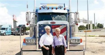  ??  ?? Un lavoro non più per soli uomini Sandi Talbott, 75 anni, a destra, con l’amica e collega Idella Hansen, 66. Sotto, un “rig”, il bestione da trasporto delle strade americane.