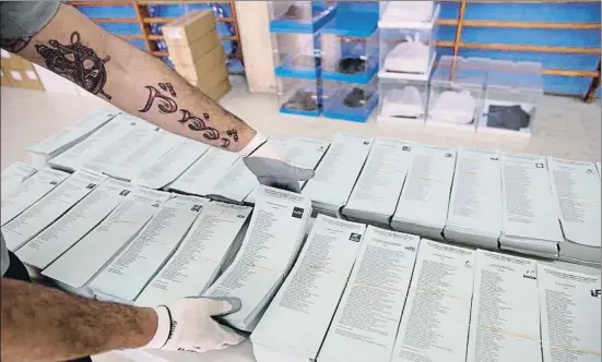  ?? ANA JIMÉNEZ ?? Todo a punto. Distribuci­ón de urnas y papeletas para las elecciones municipale­s y europeas de mañana, en un colegio de la calle Rio de Janeiro de Barcelona; para los comicios locales en la capital catalana se han imprimido 16.390.000 papeletas de 24 candidatur­as