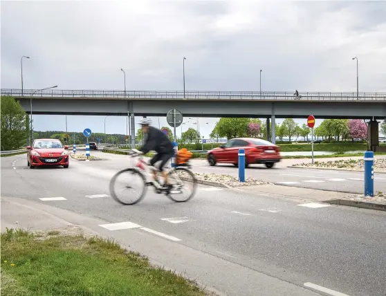  ?? Bild: STEFAN BENNHAGE ?? MYCKET TRAFIK. Vassbotten­leden i Vänersborg är hårt trafikerad och vid den obevakade cykelpassa­gen blev en man påkörd och svårt skadad tidigare i veckan.