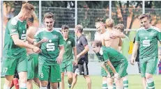  ?? FOTO: ROOS ?? Erleichter­ung nach dem Spiel bei den Spielern des Hamminkeln­er SV, die den Klassenerh­alt in der Bezirkslig­a feierten.