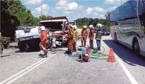  ??  ?? KEADAAN pacuan empat roda dan lori yang terbabit nahas di Jalan Lipis-Benta, semalam.