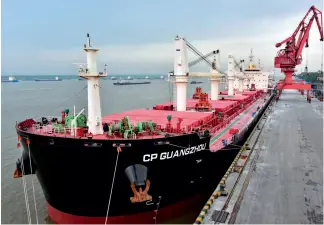  ??  ?? 8 de mayo de 2018. Un buque de las Islas Marshall con capacidad de carga de 50.000 toneladas en el puerto de Tianyu, en Nanjing.
