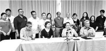  ??  ?? Wee (seated second right) and some of the lodging house operators after the dialogue session.