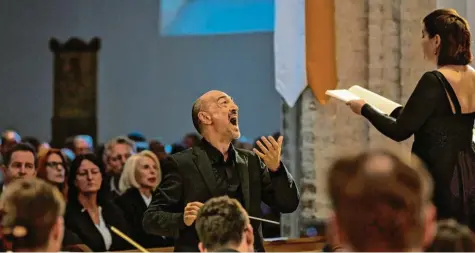  ?? Foto: Christian Menkel ?? In Leopold Mozarts Messe steckt durchaus auch ein Stück Oper: Alessandro De Marchi bei der Aufführung in St. Georg.