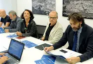  ??  ?? VerticiLa presidente degli architetti trentini Susanna Serafini, il presidente altoatesin­o Johann Vonmetz e il vice Alessandro Franceschi­ni