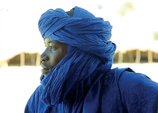  ??  ?? Da sapere La mostra di Heinz Homatsch, fotografo viennese che vibe da 25 anni a Casole d’Elsa, si può vedere al bar Chiaroscur­o in via Casolani. Qui accanto: Tuareg, Mali (2010) «Questo giovane era seduto all’ingresso della tenda e beveva il the con me. Il controluce esaltava il tipico blu della sciarpa (blu sta per i nobili) e il suo profilo», racconta Homatsch. La mostra , dal titolo «Augenblick­e» è aperta fino a domenica 20 giugno