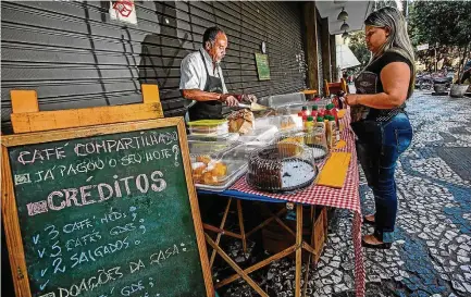  ?? GABRIELA BILO/ESTADÃO ?? Pedidos até de outros municípios. Na lousa na calçada, Neves chegou a registrar mais de 50 créditos de café por dia