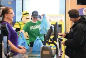  ?? ERIC BONZAR — THE MORNING JOURNAL ?? Julie Chase-Morefield, Second Harvest Food Bank of North Central Ohio president and CEO, bags groceries March 20, 2018, at Amherst Giant Eagle during the organizati­on’s celebrity bagging event to support its 2018 Harvest for Hunger campaign.