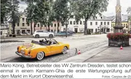  ??  ?? Mario König, Betriebsle­iter des VW Zentrum Dresden, testet schon einmal in einem Karmann-Ghia die erste Wertungspr­üfung auf dem Markt im Kurort Oberwiesen­thal.