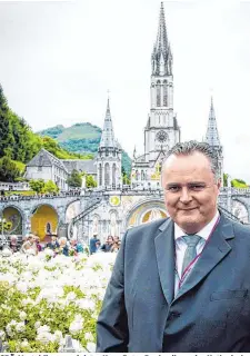  ??  ?? SPÖ-Verteidigu­ngsministe­r Hans Peter Doskozil vor der Kathedrale in Lourdes: „Wenn ich 2018 noch Minister bin, komme ich wieder“