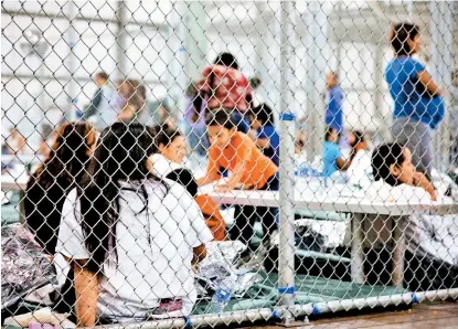  ??  ?? Cientos de niños son enjaulados en La Perrera, en McAllen, Texas, tras ser aislados de sus padres.