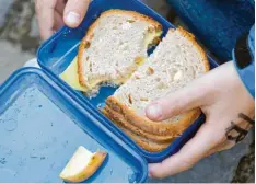  ?? Foto: Friso Gentsch, dpa ?? Ein Klassiker, der immer noch gut ist: Das Käsebrot in der Brotbox ist eine gute Grundlage. Dazu gehört noch etwas Obst oder Gemüse.