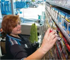  ??  ?? Die Aral Tankstelle bei Bad Grönenbach. Hier arbeitet Christina Piva. Sie kann Ge schichten erzählen ...