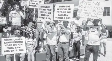  ?? PEDRO PORTAL pportal@miamiheral­d.com ?? Hospitalit­y workers protest outside Miami Beach City Hall on Wednesday.