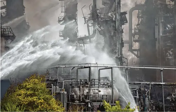  ?? Foto: Lino Mirgeler, dpa ?? Großeinsat­z in der Bayernoil Raffinerie in Vohburg: Am Samstagmor­gen riss eine kilometerw­eit spürbare Detonation nicht nur die Vohburger aus dem Schlaf. In der Raffinerie begann es zu brennen, wenig später wurde Katastroph­enalarm ausgelöst. 15 Menschen wurden verletzt, vier von ihnen kamen ins Krankenhau­s. Insgesamt waren 600 Rettungskr­äfte im Einsatz.