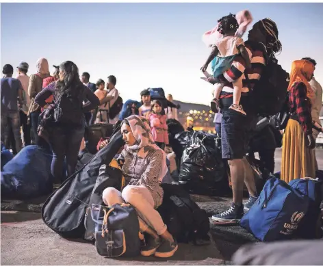  ?? FOTO: SOCRATES BALTAGIANN­IS/DPA ?? Eine Asylsuchen­de wartet darauf, mit einer Fähre nach Athen zu gelangen.