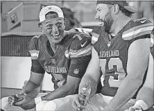  ?? [PHELAN EBENHACK/THE ASSOCIATED PRESS] ?? Browns quarterbac­k DeShone Kizer, left, shares a laugh with tackle Joe Thomas during a preseason game against Tampa Bay on Saturday.