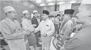  ?? — Gambar Bernama ?? RAMAH MESRA: Mujahid bersalaman dengan para peserta selepas merasmikan Muzakarah Haji Peringkat Kebangsaan kali ke-35 di sebuah hotel terkemuka dekat Sepang, semalam.